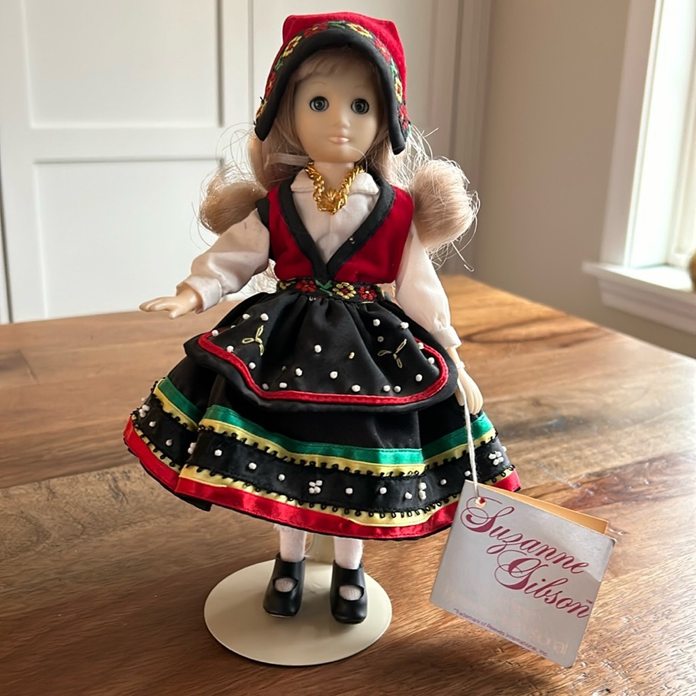Authentic Suzanne Gibson Norway Doll, 1987 - Picture 4 of 11